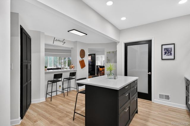 43100 12 Oaks Crescent Drive 2033, Novi, MI 48377