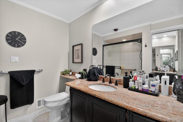 43100 12 Oaks Crescent Drive 2033, Novi, MI 48377