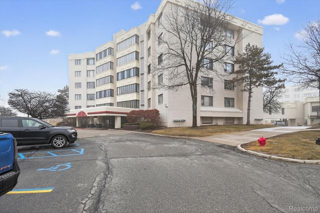 43100 12 Oaks Crescent Drive 2033, Novi, MI 48377