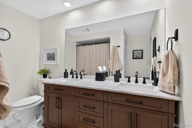 43100 12 Oaks Crescent Drive 2033, Novi, MI 48377