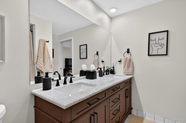 43100 12 Oaks Crescent Drive 2033, Novi, MI 48377