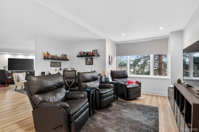 43100 12 Oaks Crescent Drive 2033, Novi, MI 48377