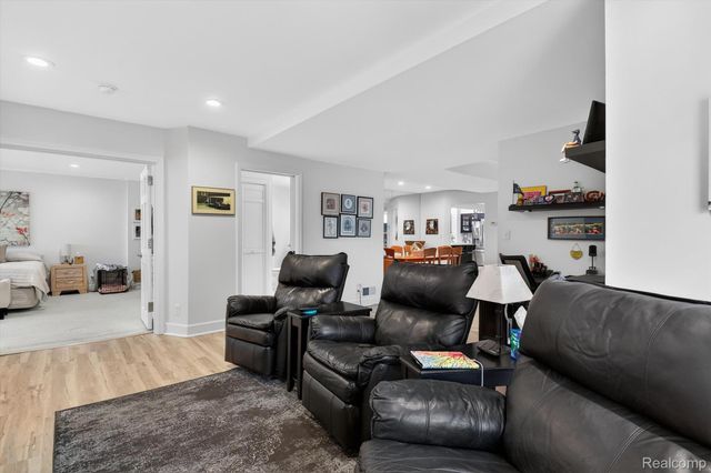 43100 12 Oaks Crescent Drive 2033, Novi, MI 48377