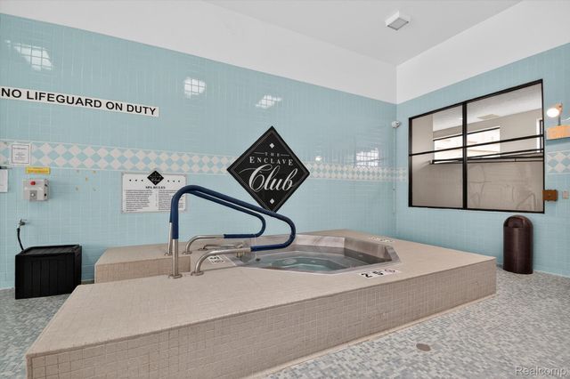 43100 12 Oaks Crescent Drive 2033, Novi, MI 48377