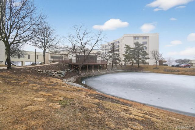 43100 12 Oaks Crescent Drive 2033, Novi, MI 48377