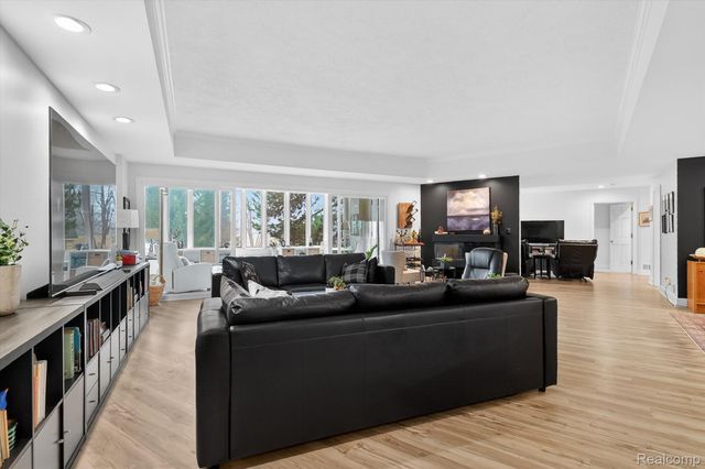 43100 12 Oaks Crescent Drive 2033, Novi, MI 48377