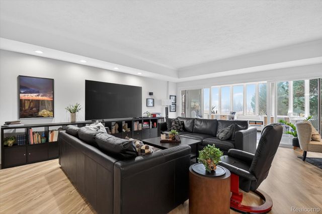 43100 12 Oaks Crescent Drive 2033, Novi, MI 48377