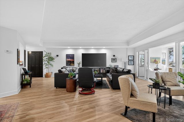 43100 12 Oaks Crescent Drive 2033, Novi, MI 48377