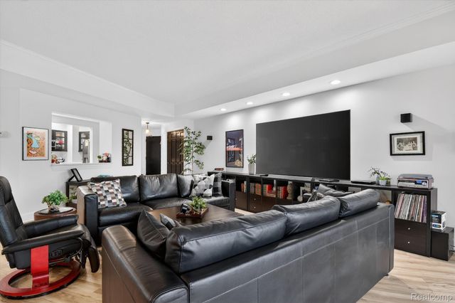 43100 12 Oaks Crescent Drive 2033, Novi, MI 48377