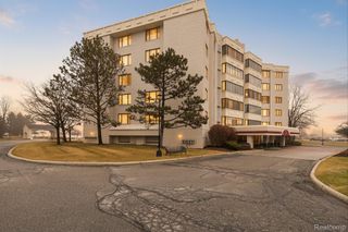 43100 12 Oaks Crescent Drive 2033, Novi, MI 48377