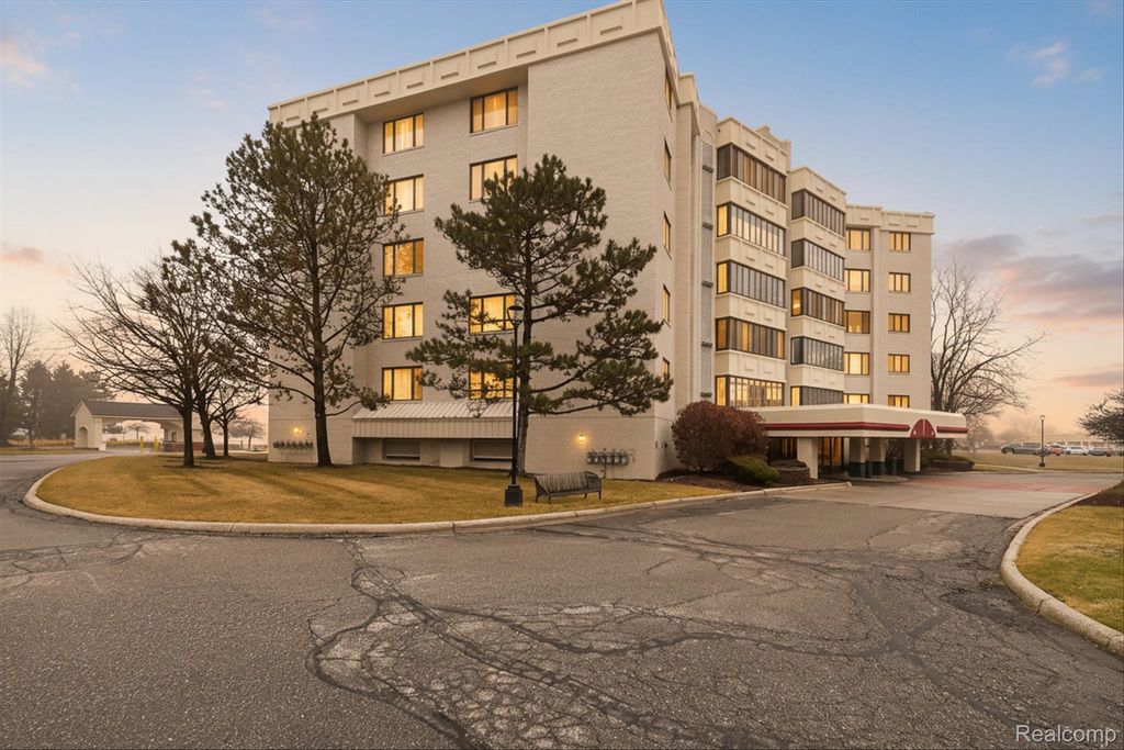 43100 12 Oaks Crescent Drive 2033, Novi, MI 48377