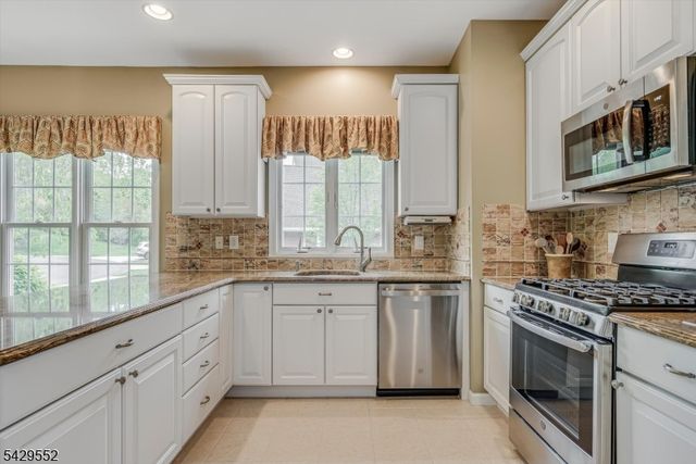 18 Kelburn Ct, Hardyston Twp., NJ 07419