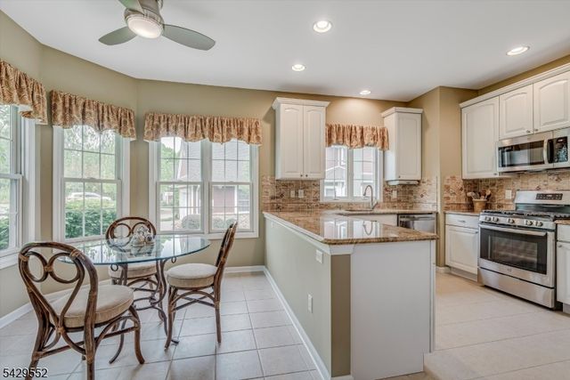 18 Kelburn Ct, Hardyston Twp., NJ 07419