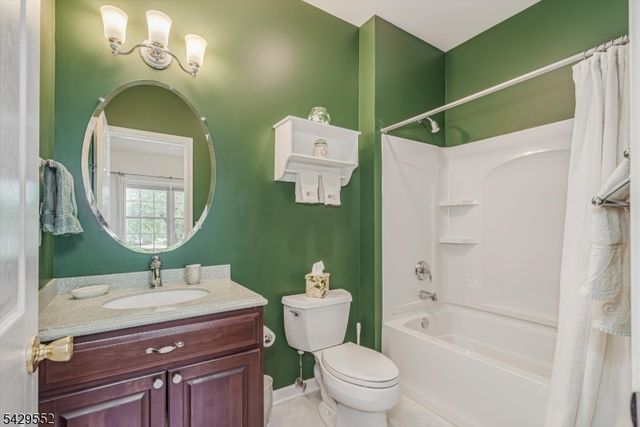 18 Kelburn Ct, Hardyston Twp., NJ 07419