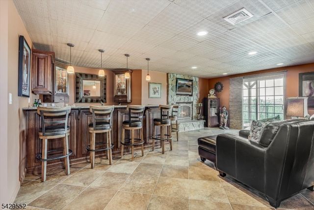 18 Kelburn Ct, Hardyston Twp., NJ 07419