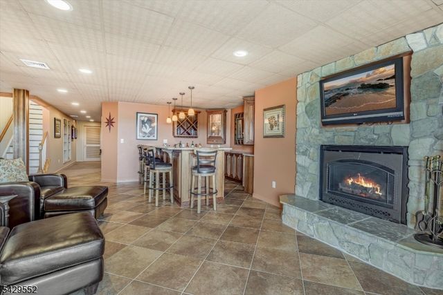18 Kelburn Ct, Hardyston Twp., NJ 07419