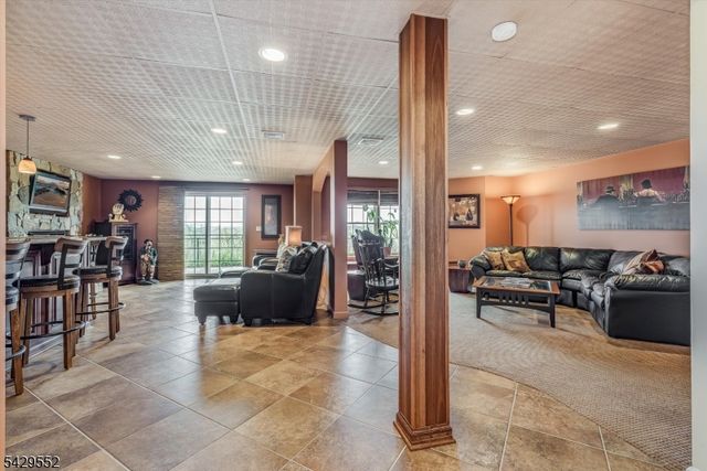18 Kelburn Ct, Hardyston Twp., NJ 07419