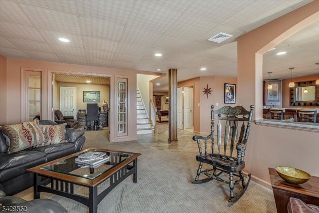 18 Kelburn Ct, Hardyston Twp., NJ 07419