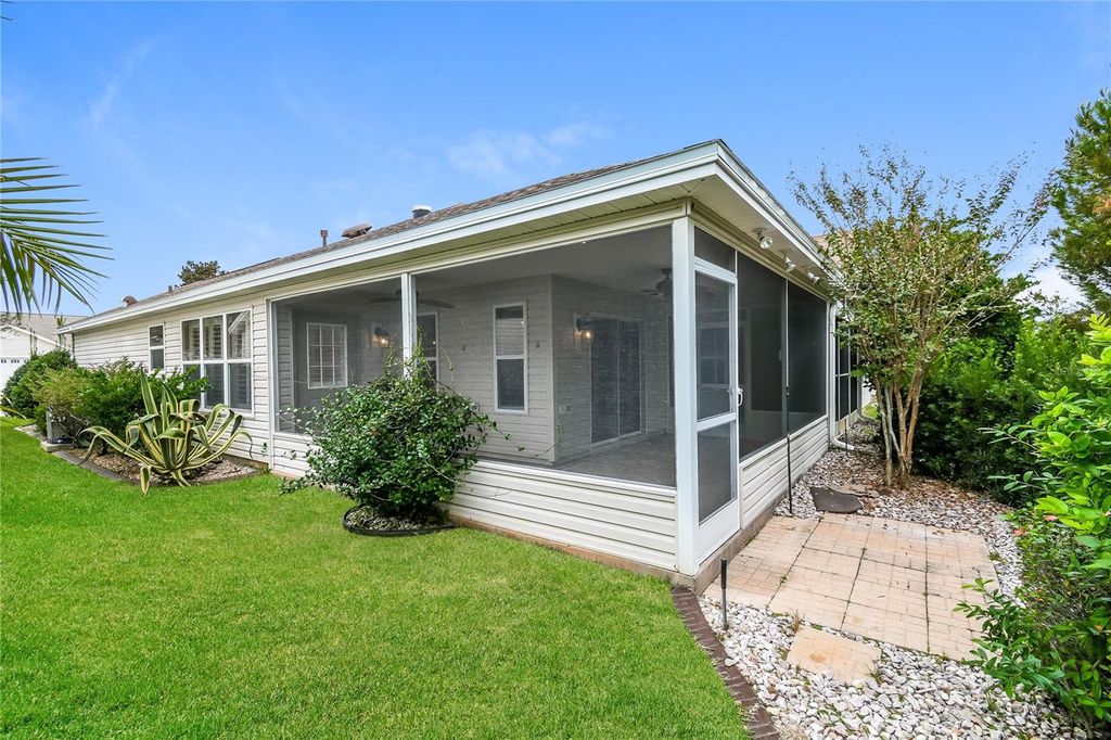 Image 15 of property listing at 952 TALAPIA LOOP, The Villages, FL 32162