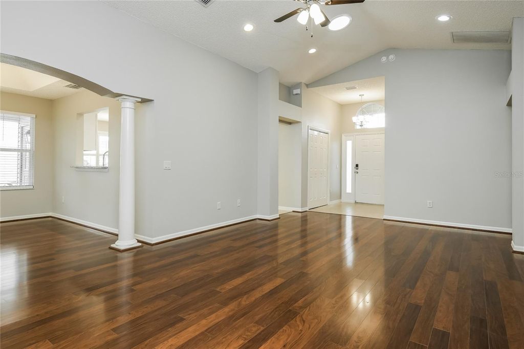 Image 5 of property listing at 952 TALAPIA LOOP, The Villages, FL 32162