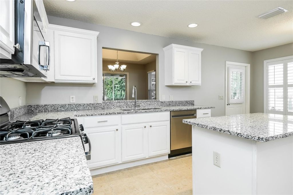 Image 6 of property listing at 952 TALAPIA LOOP, The Villages, FL 32162