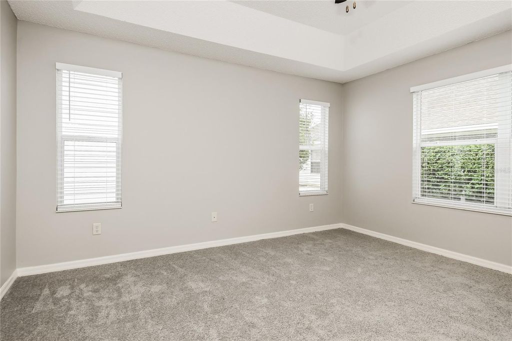 Image 8 of property listing at 952 TALAPIA LOOP, The Villages, FL 32162