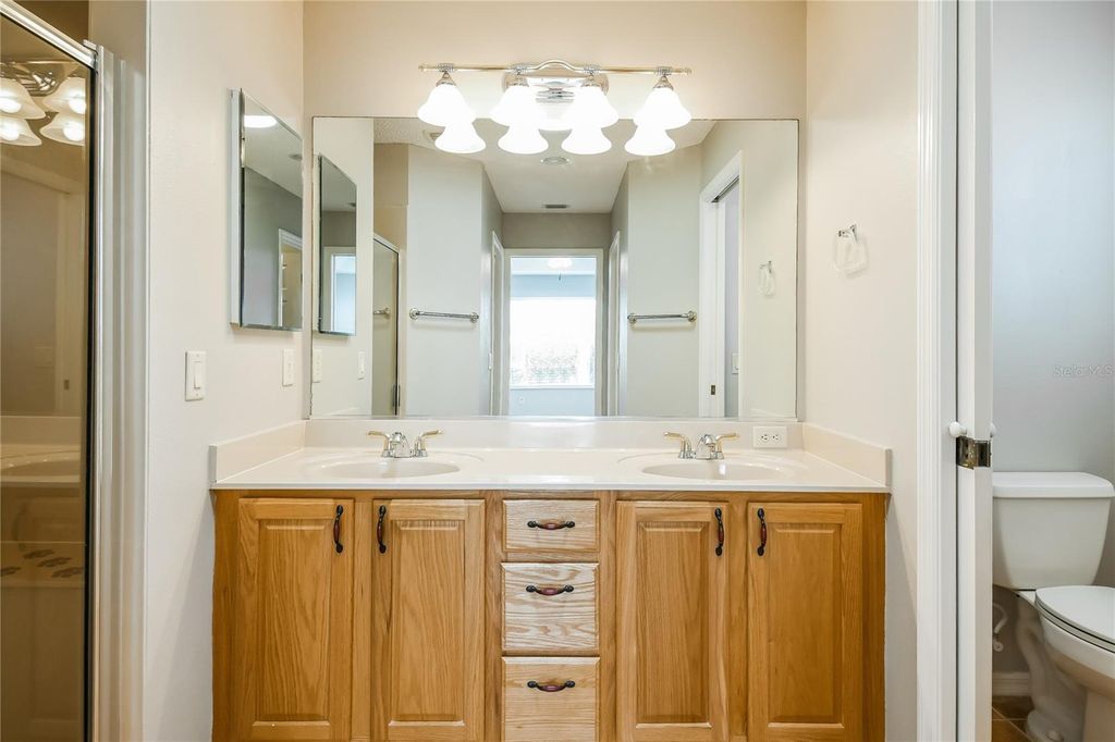 Image 10 of property listing at 952 TALAPIA LOOP, The Villages, FL 32162