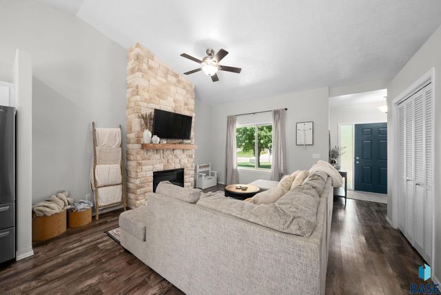 1005 Perry Ln Lane, Harrisburg, SD 57032