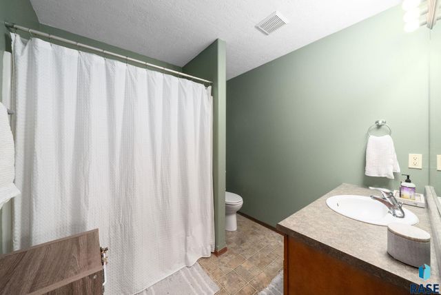 1005 Perry Ln Lane, Harrisburg, SD 57032