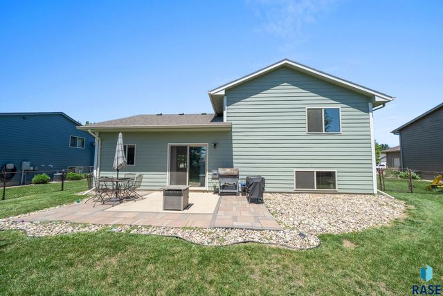 1005 Perry Ln Lane, Harrisburg, SD 57032