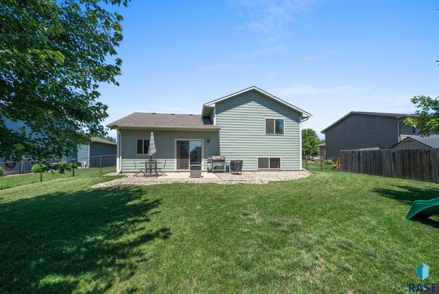 1005 Perry Ln Lane, Harrisburg, SD 57032