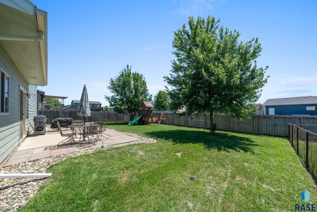 1005 Perry Ln Lane, Harrisburg, SD 57032