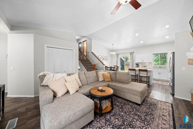 1005 Perry Ln Lane, Harrisburg, SD 57032