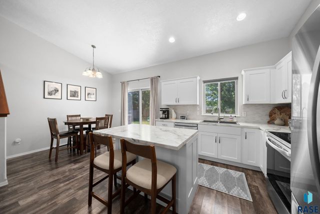 1005 Perry Ln Lane, Harrisburg, SD 57032