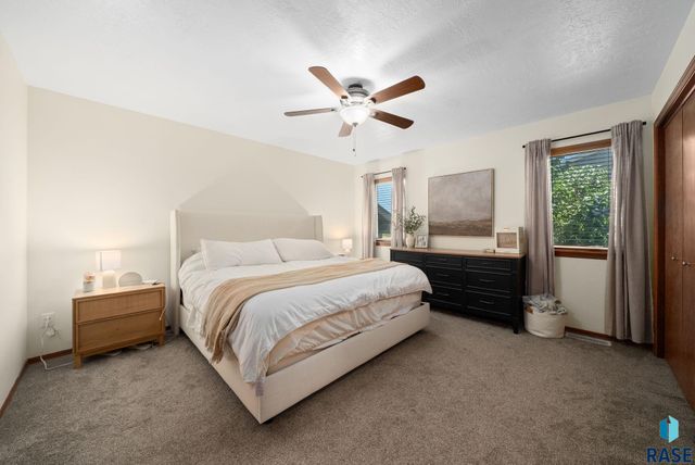 1005 Perry Ln Lane, Harrisburg, SD 57032