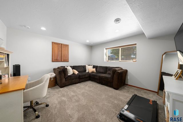 1005 Perry Ln Lane, Harrisburg, SD 57032