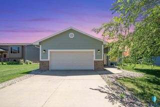1005 Perry Ln Lane, Harrisburg, SD 57032