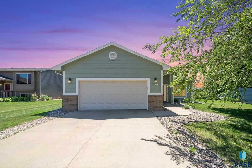 1005 Perry Ln Lane, Harrisburg, SD 57032