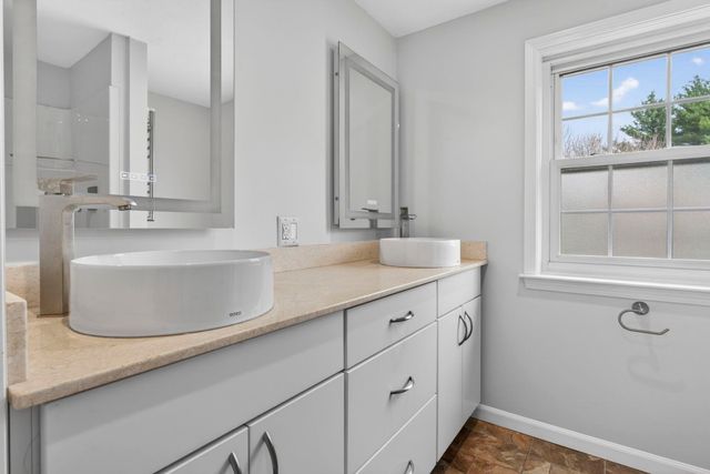 2 Windsor Drive, Litchfield, NH 03052