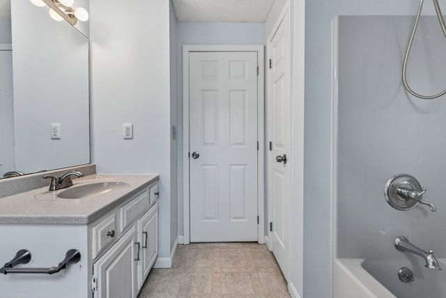 2 Windsor Drive, Litchfield, NH 03052