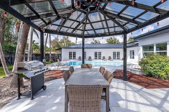 15201 SW 74th Place, Palmetto Bay, FL 33157