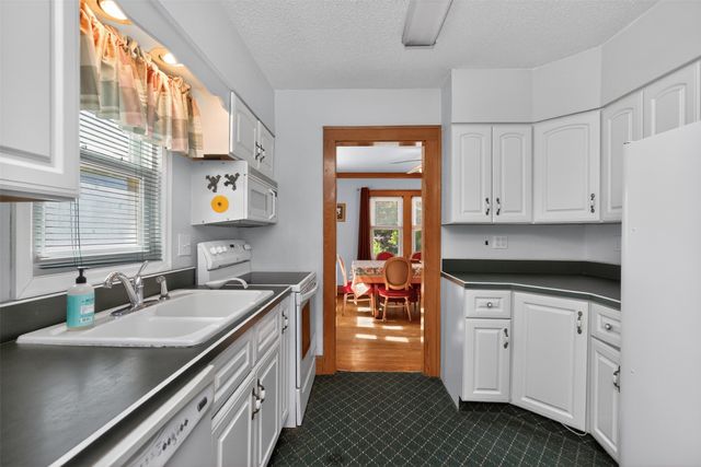 825 Maxwelton Drive, Des Moines, IA 50315