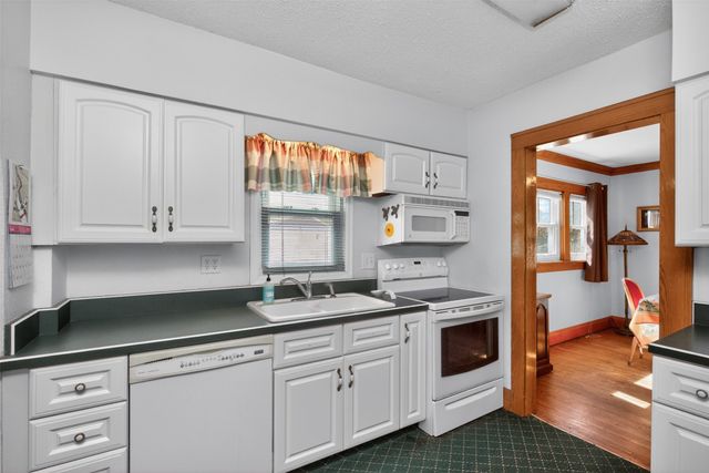 825 Maxwelton Drive, Des Moines, IA 50315