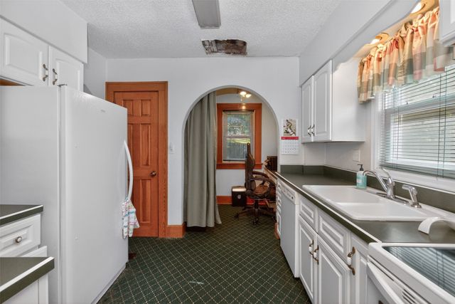 825 Maxwelton Drive, Des Moines, IA 50315