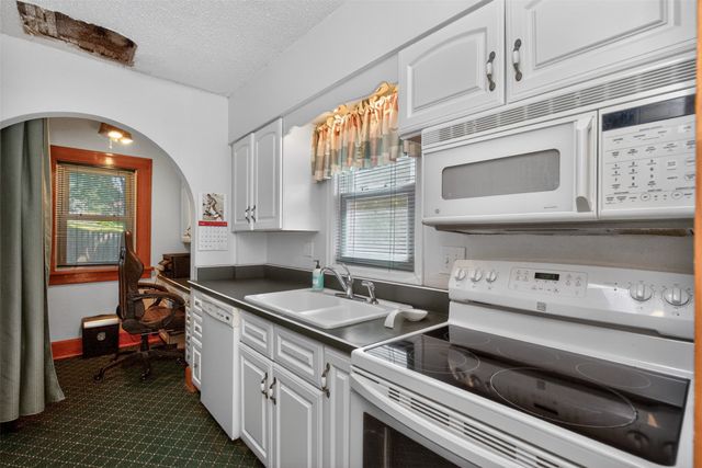 825 Maxwelton Drive, Des Moines, IA 50315