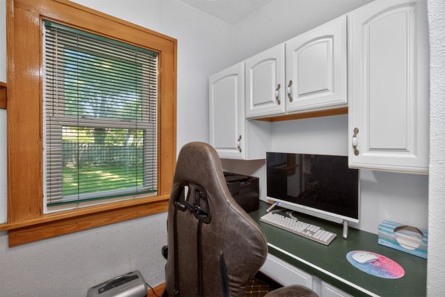 825 Maxwelton Drive, Des Moines, IA 50315