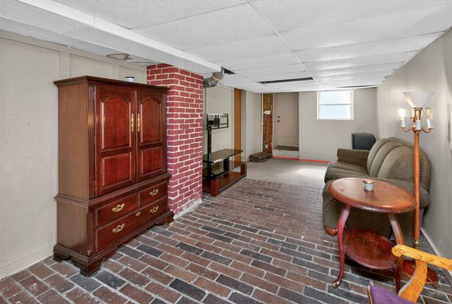 825 Maxwelton Drive, Des Moines, IA 50315