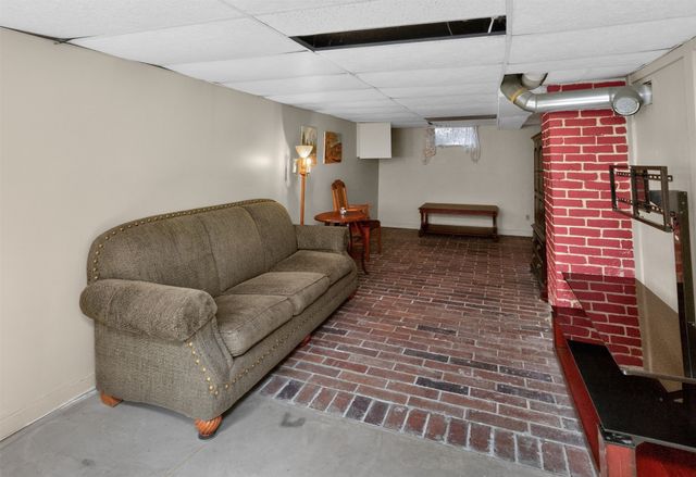 825 Maxwelton Drive, Des Moines, IA 50315