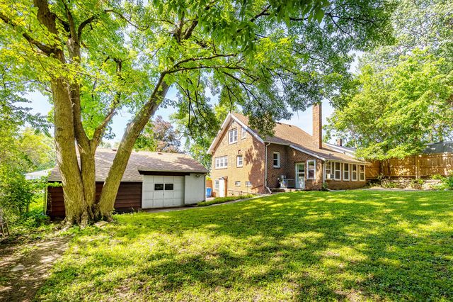825 Maxwelton Drive, Des Moines, IA 50315