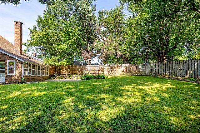 825 Maxwelton Drive, Des Moines, IA 50315